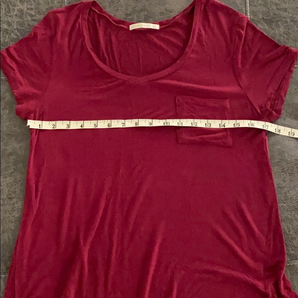 Rounded v-neck pocket tee - Picture 3 of 5